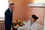 Burmistrz Cieszyna Ryszard Macura wręcza kwiaty